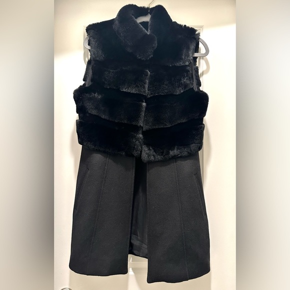 * NEW * St. John Knits Collection Rabbit Fur Vest in Caviar. Size P - Picture 1 of 8
